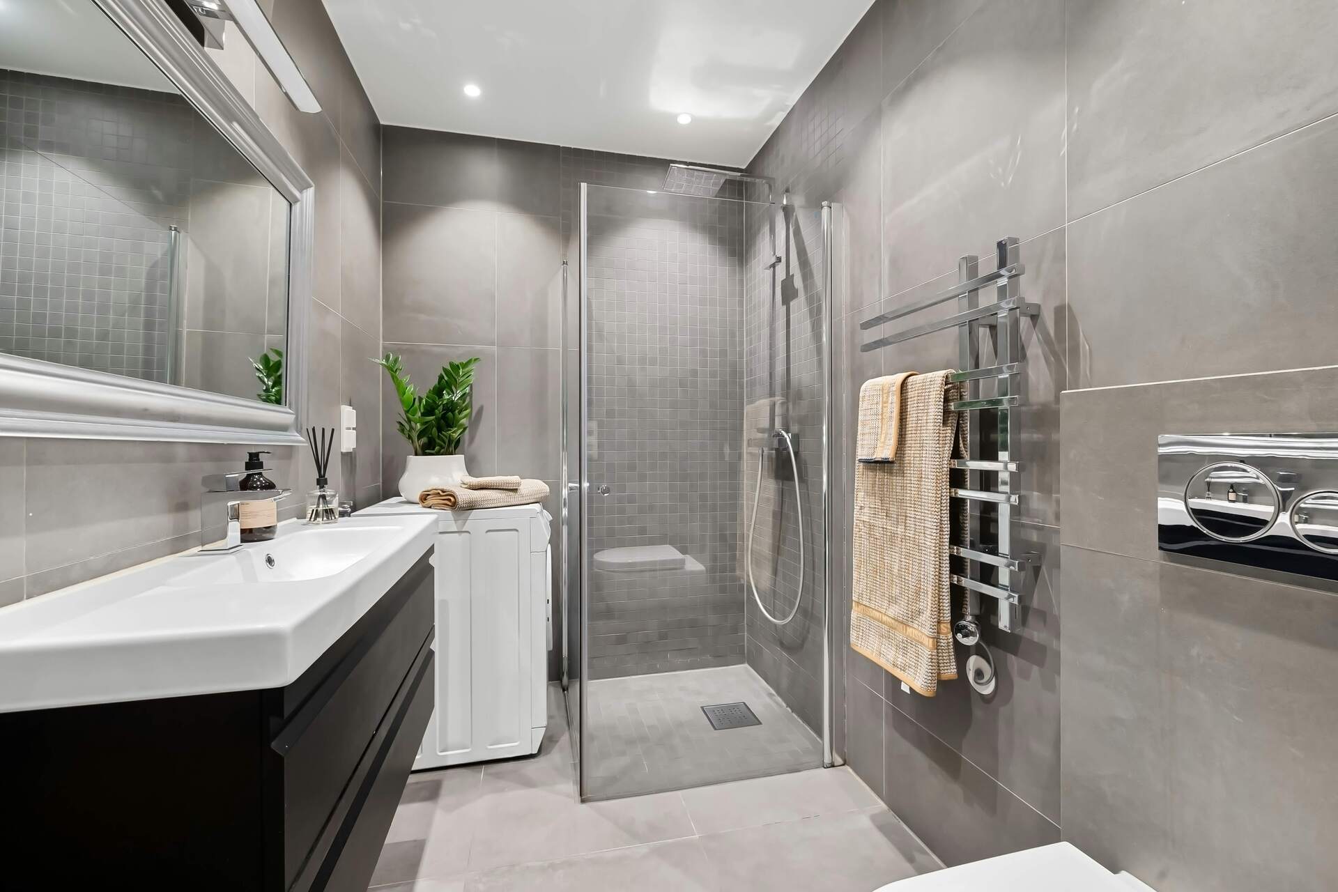 Modern Bathroom Tiling and Fixtures
